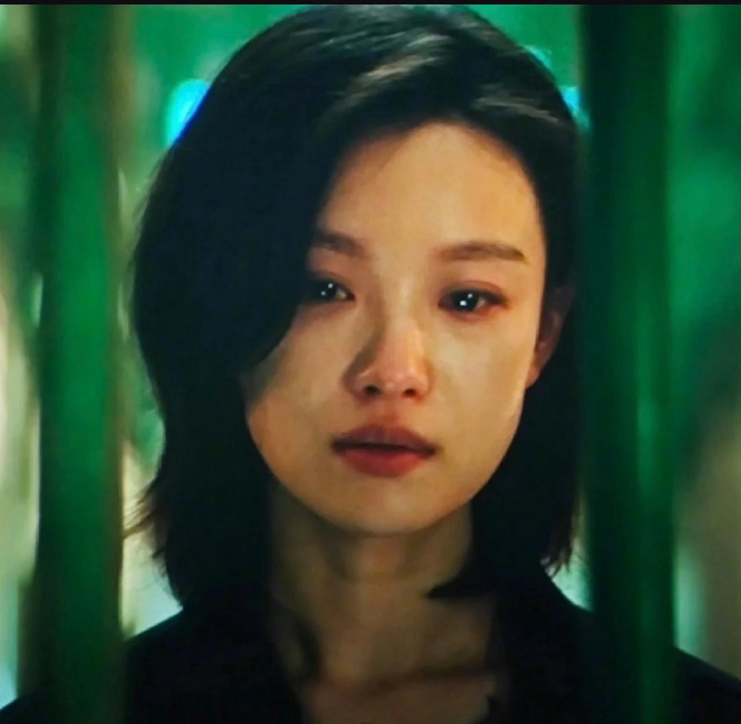 倪妮这段哭戏细节到嘴和手隐身的名字 梁宜劝她的时候，她眼眶红了但没掉泪，咬着牙说