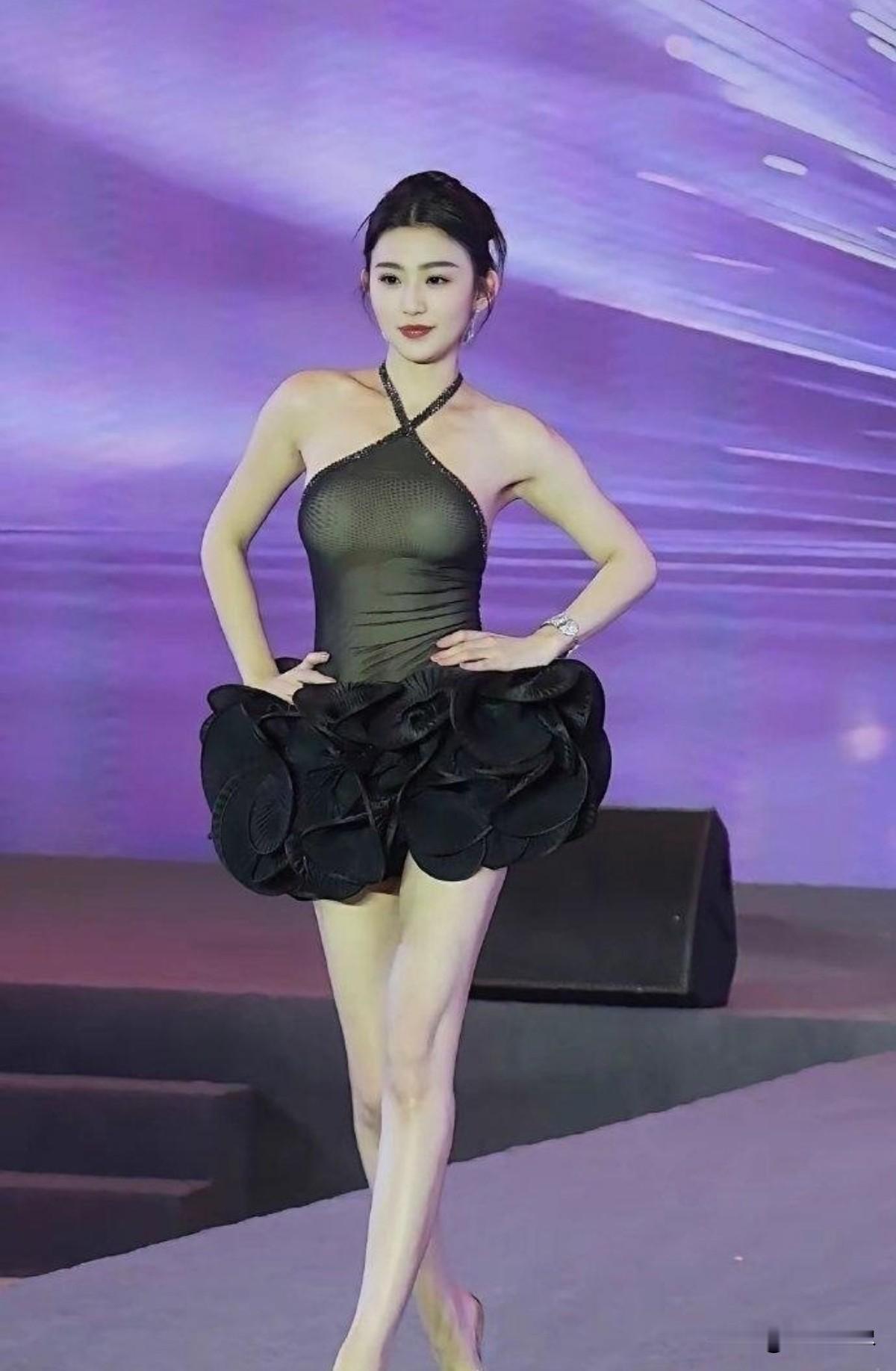 这就是香港的选美冠军，确实是十分的出众不愧是选美第一 ​