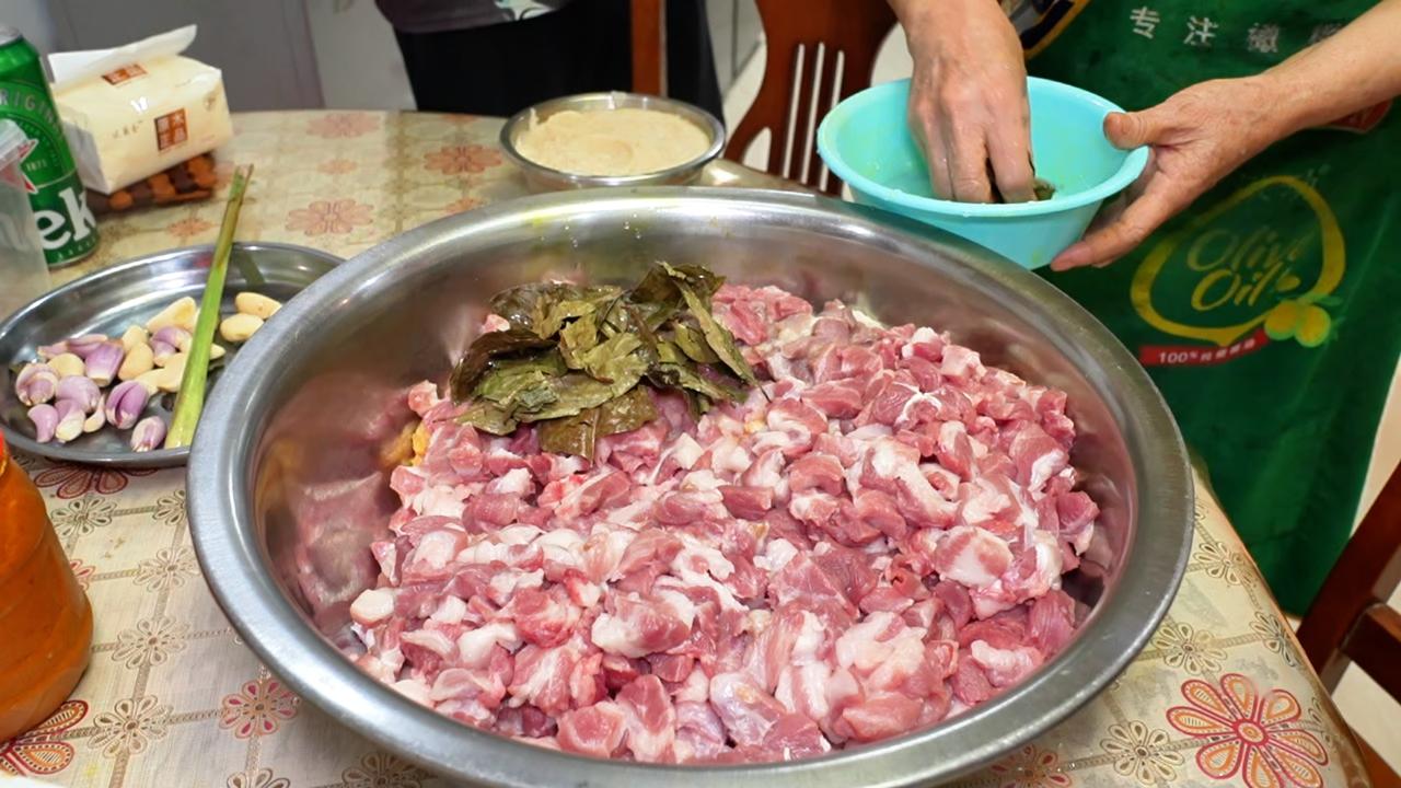 在福建漳州的街头，烧烤摊千千万，但能让本地老饕心甘情愿排队的，只有这家不起眼的印