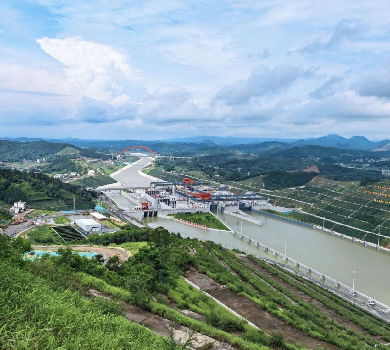 硬生生凿出一条直达出海大通道，威武壮观呀
近日看到平陆运河已经全线通水了，看到网