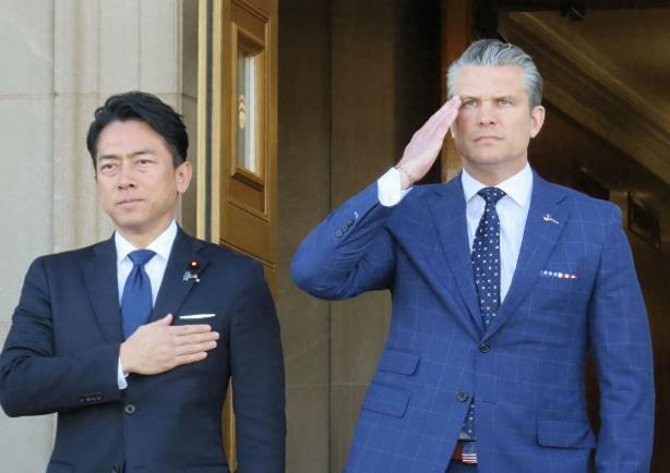 2026年1月16日，美国国防部长皮特·赫格塞思在华盛顿会见了日本防卫大臣小泉进