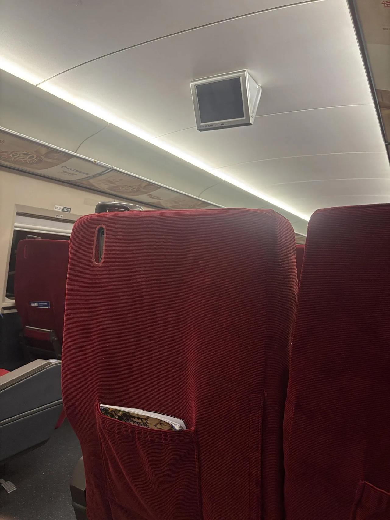 对香港祛魅了 宁愿出国玩也不去香港了 花钱找罪受   连夜买票回湖南了