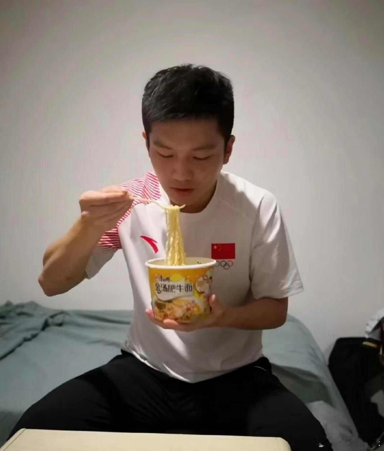 樊振东被中餐厨师刀工惊艳到了樊振东综艺首秀看点满满，面对大厨出神入化的刀工毫不掩