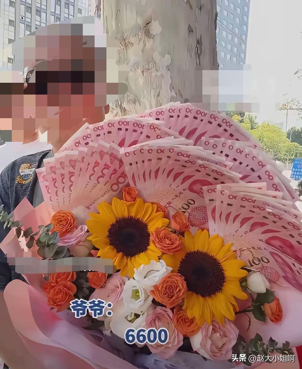 一位家长拿着6600红包做成扇形举着在学校门口等待高考的孩子。
一位家长提溜着手