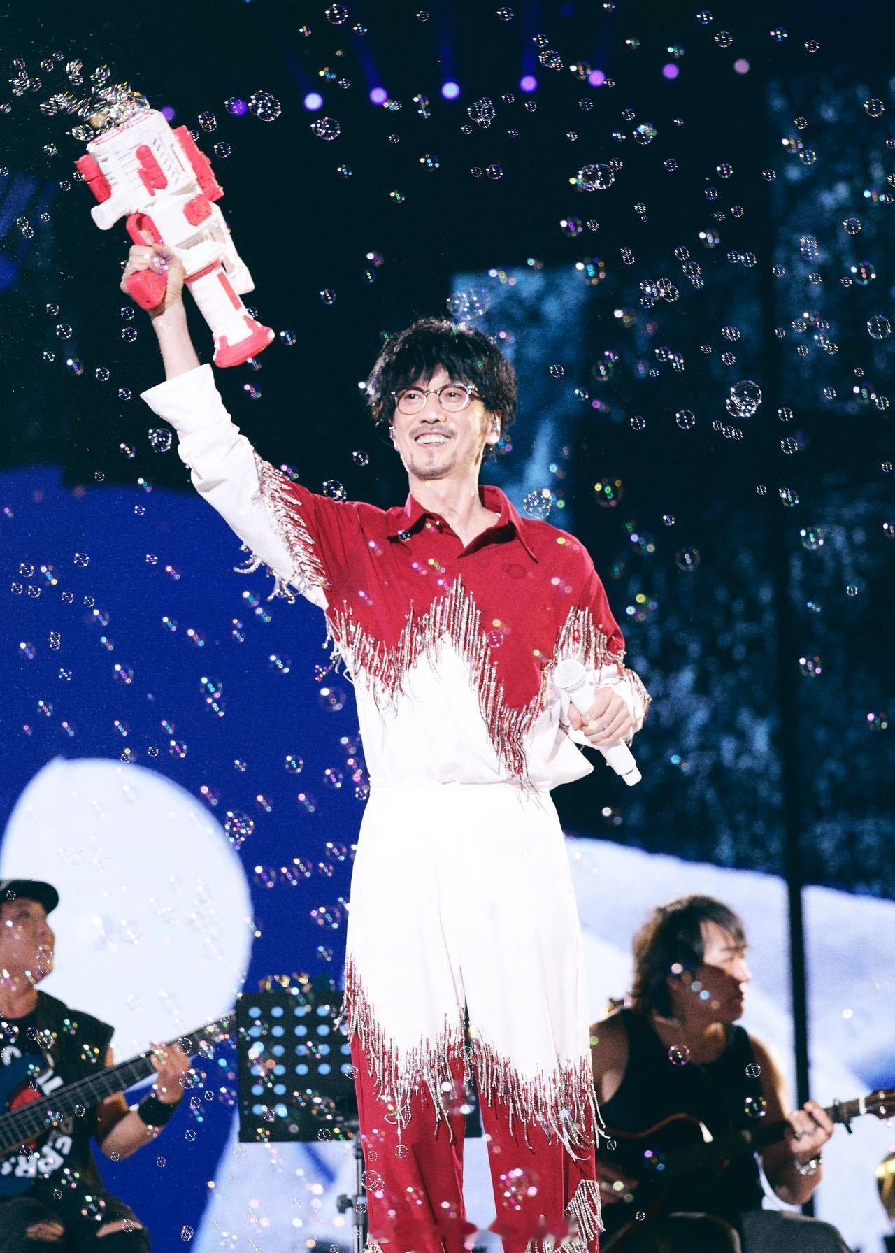 不早说周传雄陈慧琳是青梅牛马 还是周传雄网速快哈哈哈哈哈澳门演唱会上介绍嘉宾陈慧