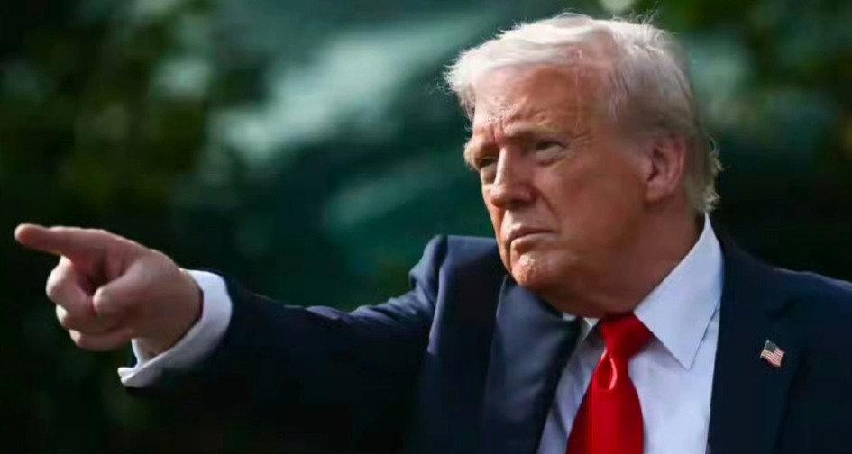 开始了，美以对哈尔克岛悍然发动袭击，岛上码头遭到地面火力攻击!有可能正在发生夺岛