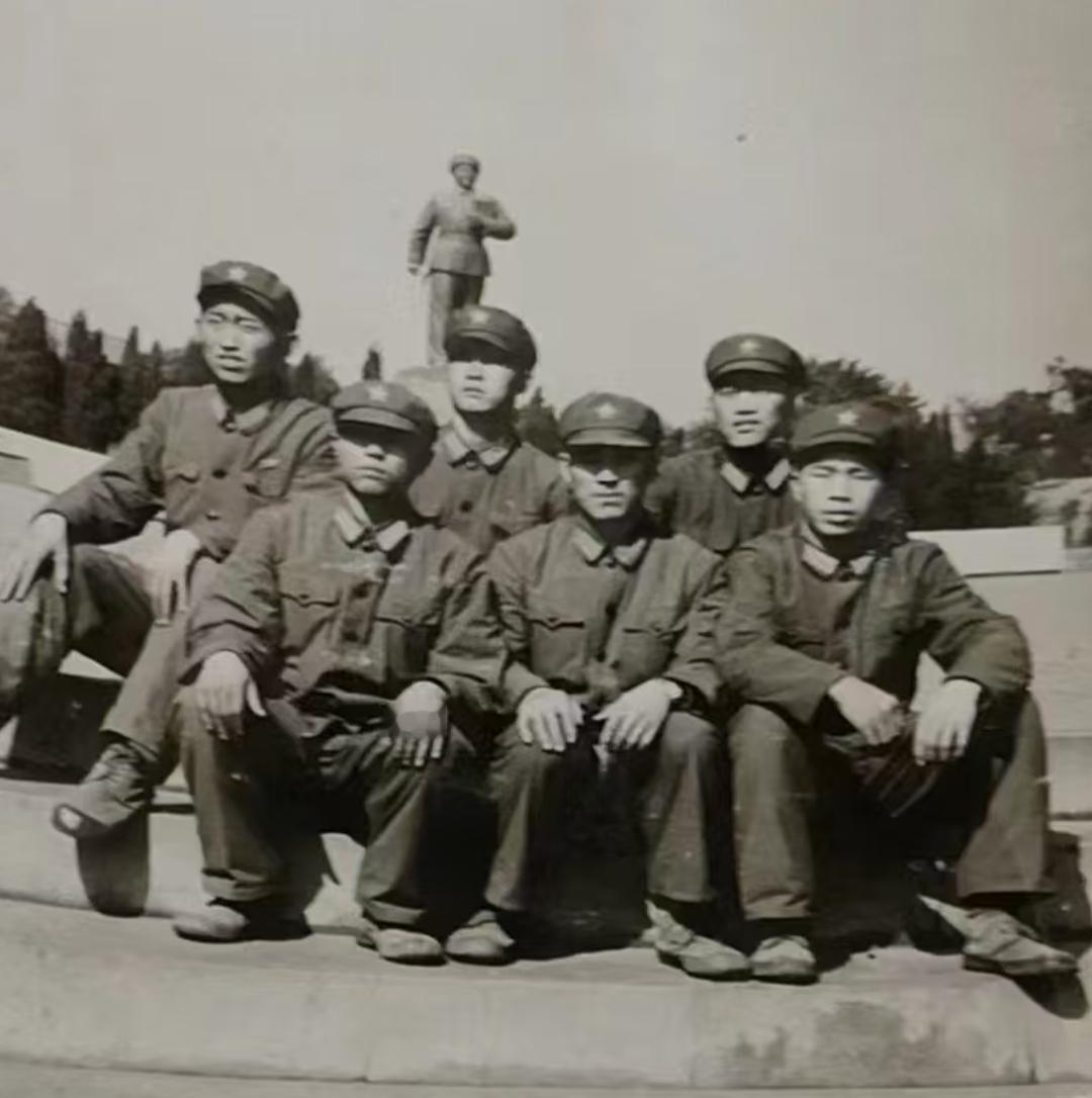 副指导员去团政治处当干事的命令都下了，他完全可以不去在赤峰凿山洞的俺们连。他从哈
