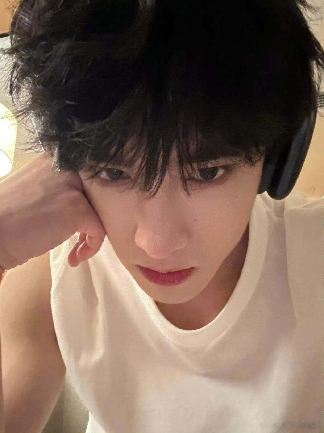 张康乐这六宫格live图，有点子东西啊～也太帅了吧！！这个肌肉💪斯哈斯哈[舔屏