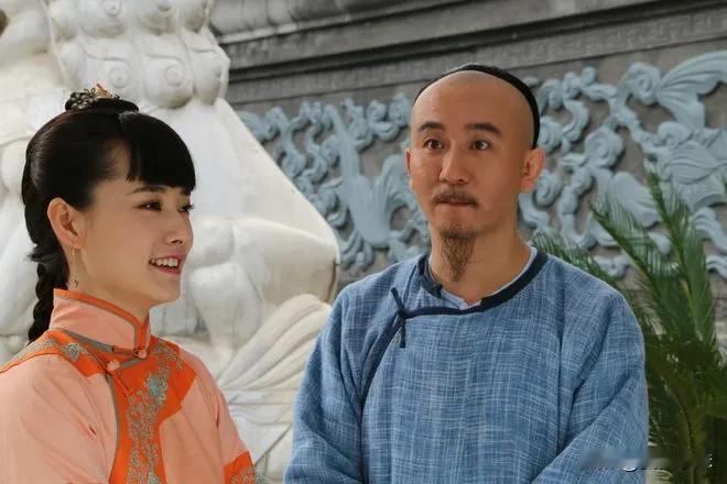 郑板桥去潍县上任时，20名衙役抬着轿子故意刁难他，他知道不能硬杠，看到路边放着几