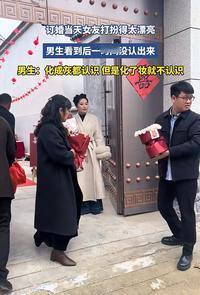 河南icon一对新人订婚，结果，男生捧着鲜花进门，发现门口站着一位大美女，竟然没