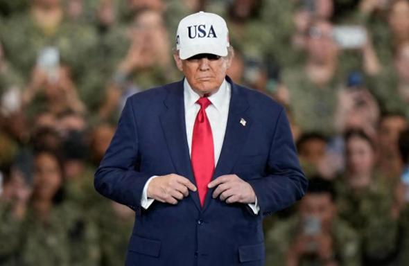 特朗普在韩国访问刚过一天，突然在社交平台甩出个“炸锅消息”，他直接拍板让五角大楼