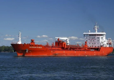 【“仍在起火燃烧”，#伊朗导弹击中一艘美国油轮#】 据伊朗国防新闻网、伊朗广播电