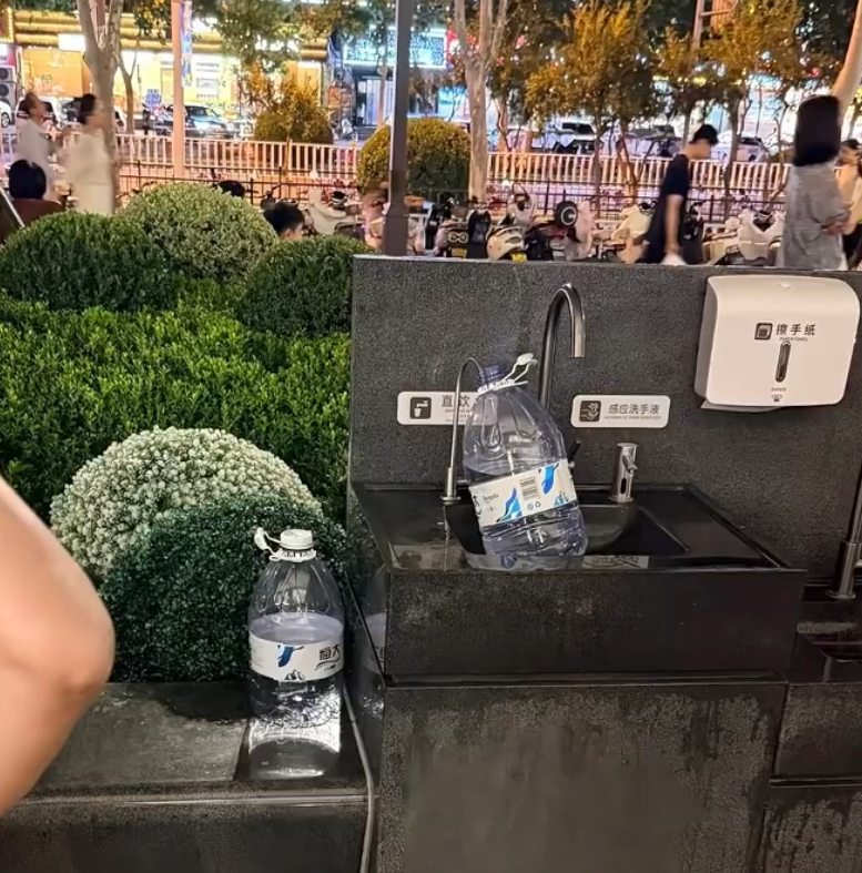 网友曝胖东来直饮水成免费取水点 这和偷公共厕所的卫生纸应该是同一批人