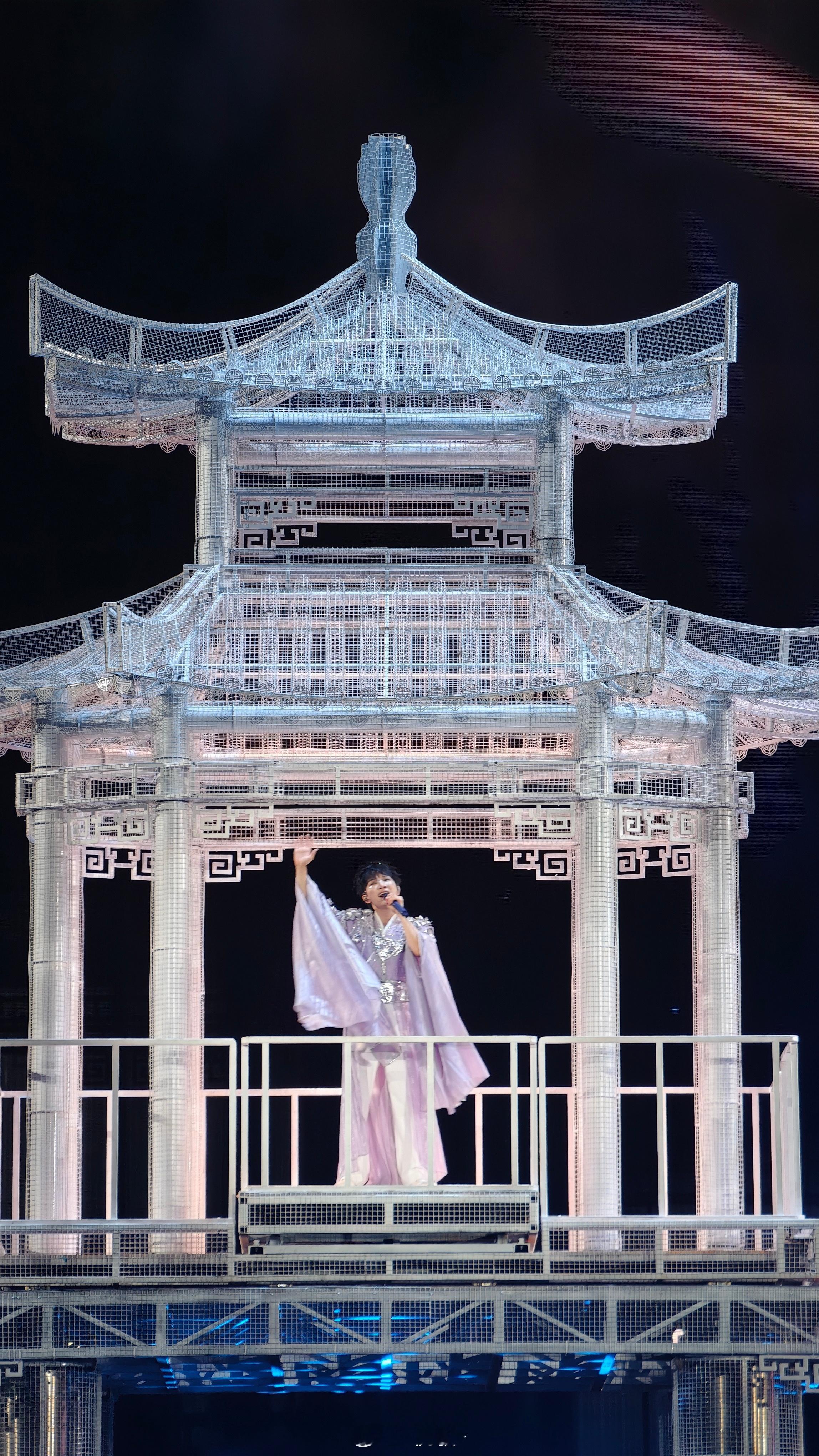 朋友前方发来图片！周深贵阳演唱会周深天上人间！ 