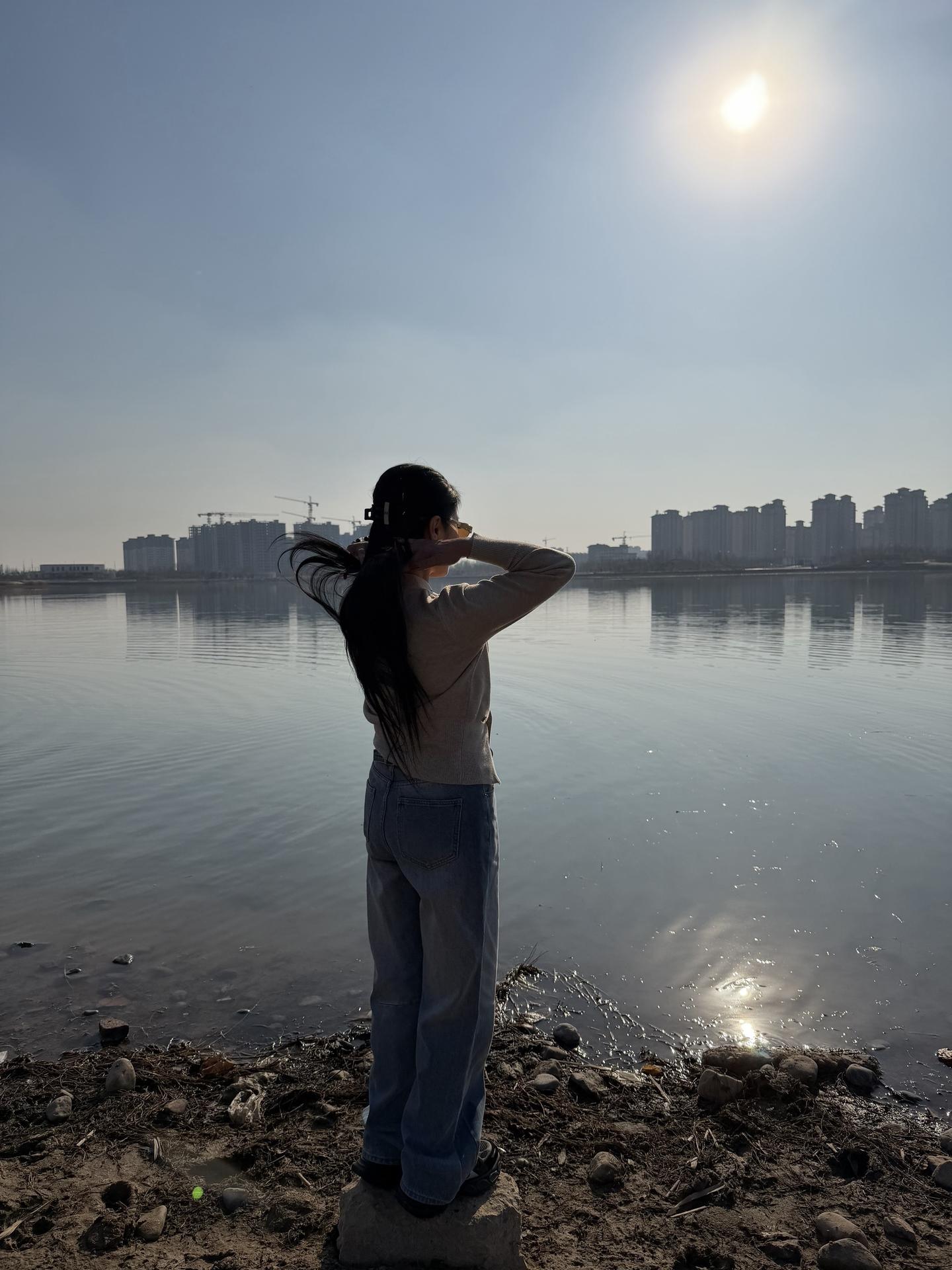 当你怀疑一个人爱不爱你时，他一定比你想象中还不爱你，人在篝火旁，会感受...