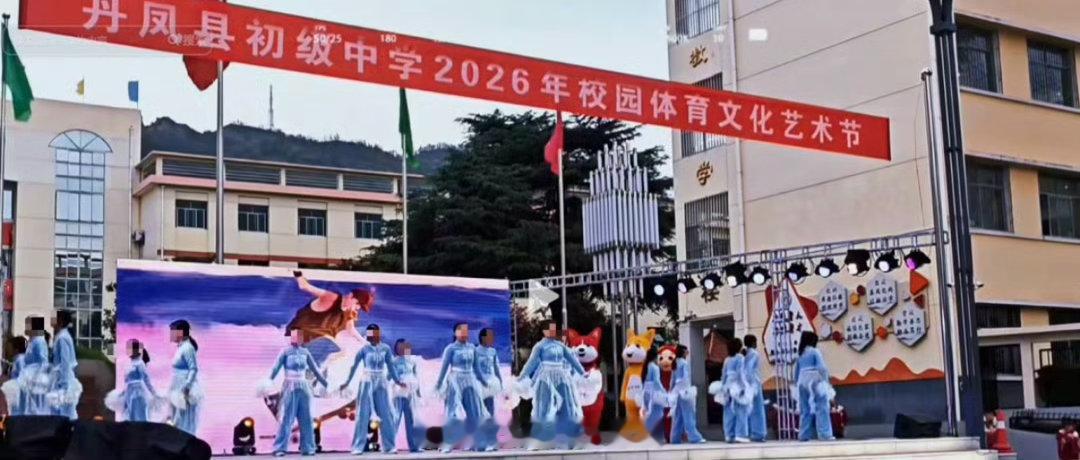 演出服遭集体退货家属称表演取消舞台上穿得光鲜亮丽，下台后集体撒谎退货，这哪是维权