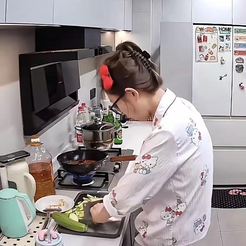 家人们，我出差在外，满脑子都是不会做饭的女友，生怕她天天吃外卖把胃搞坏。实在忍不