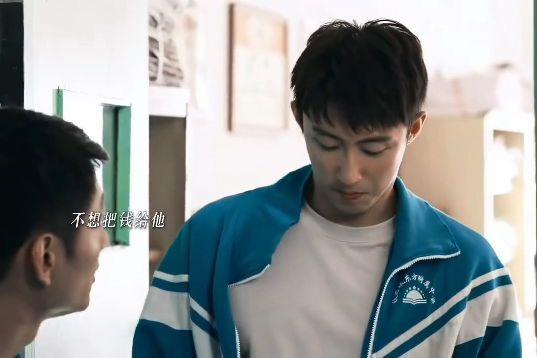 黄景瑜这次不穿警服穿校服张小满没心没肺又虎了吧唧，上一秒张牙舞爪，下一秒就因为身