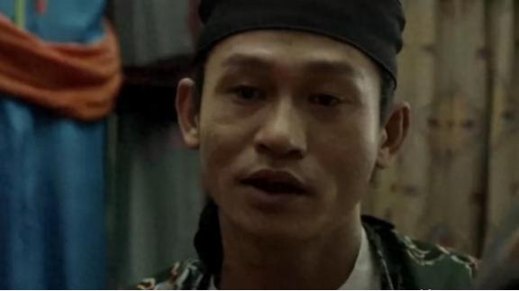 有一次，张艺谋问余皑磊：“有个男三号，演不演？”他接了，结果没火。不久，张艺谋又