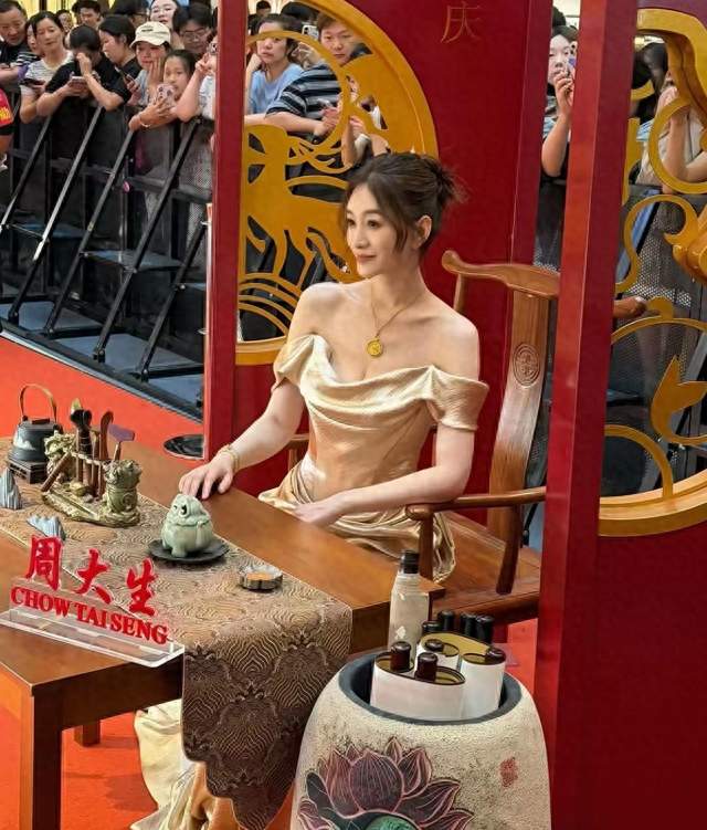 李小冉现身南通，50岁美成焦点