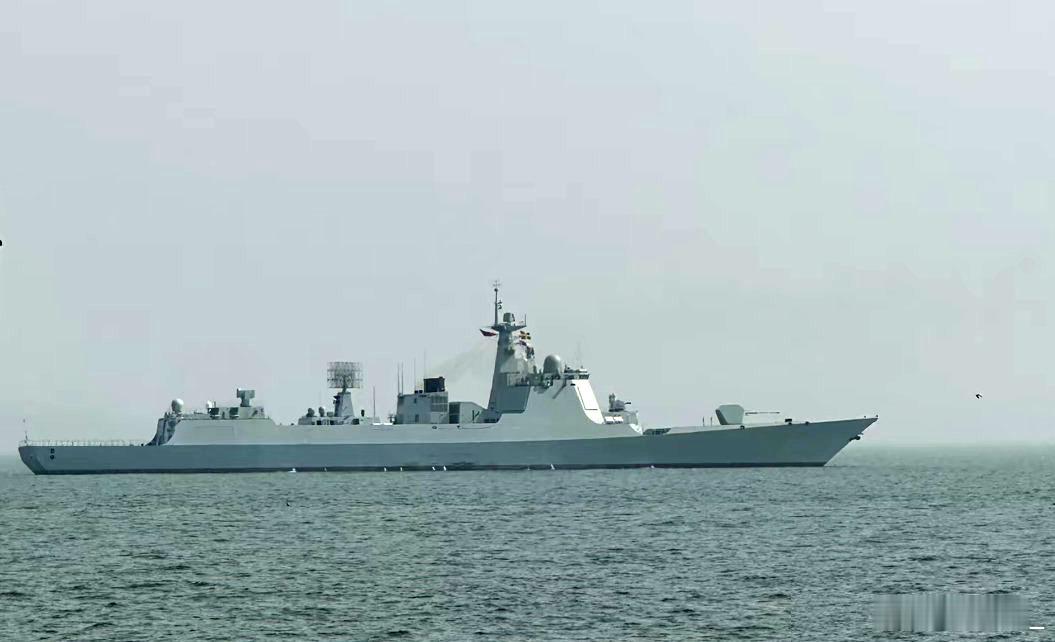 外网称中国新增了4-5艘052D改进型驱逐舰的订单。 