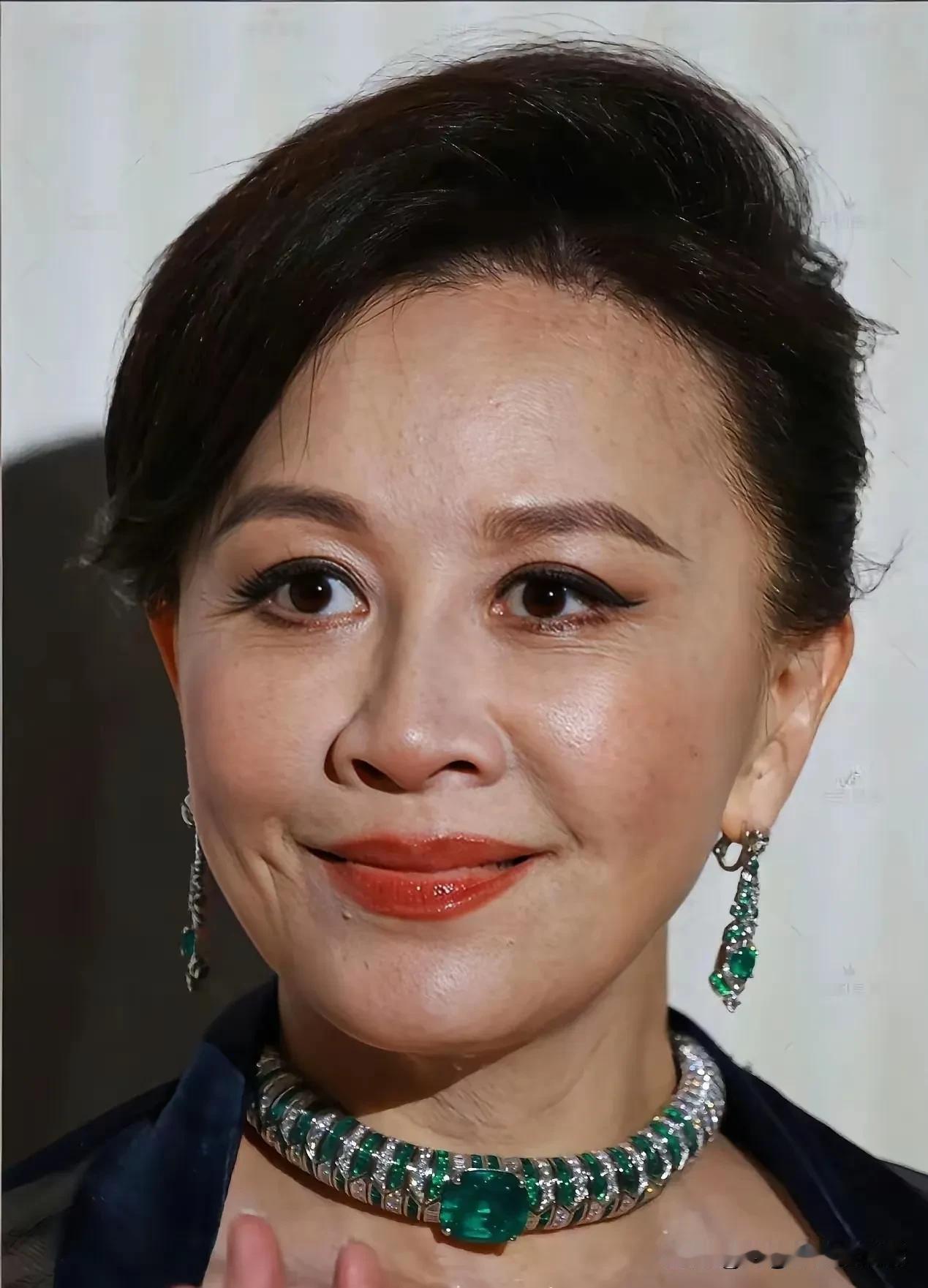 刘嘉玲年轻的时候挺好看的，相貌也挺温柔的，为啥看老了就看起来比较厉害，甚至有点凶