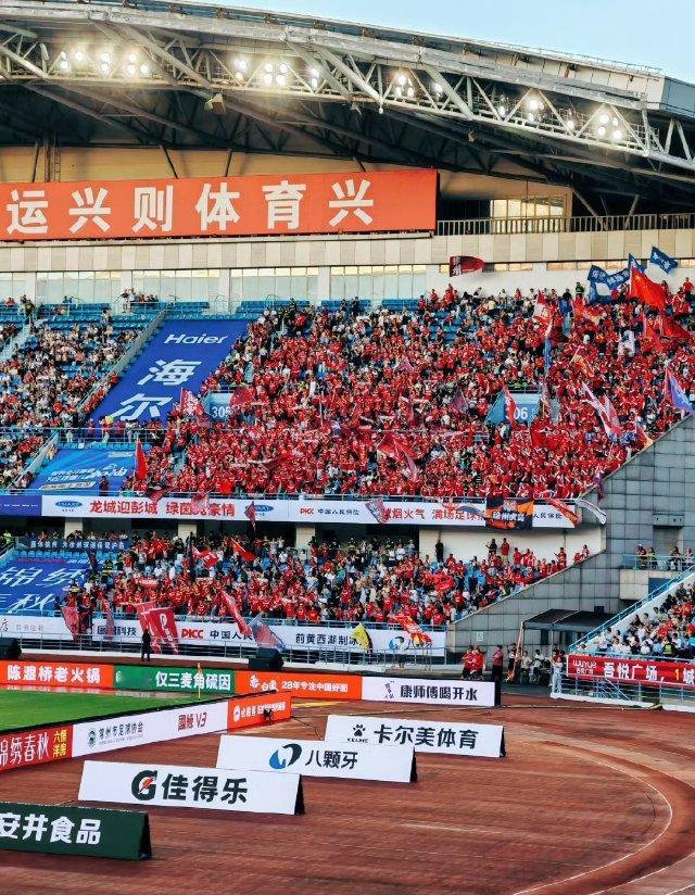 常州球员输球后掩面痛哭 常州别哭！这场我们一家终于有票到了苏超现场，还是咱常州主