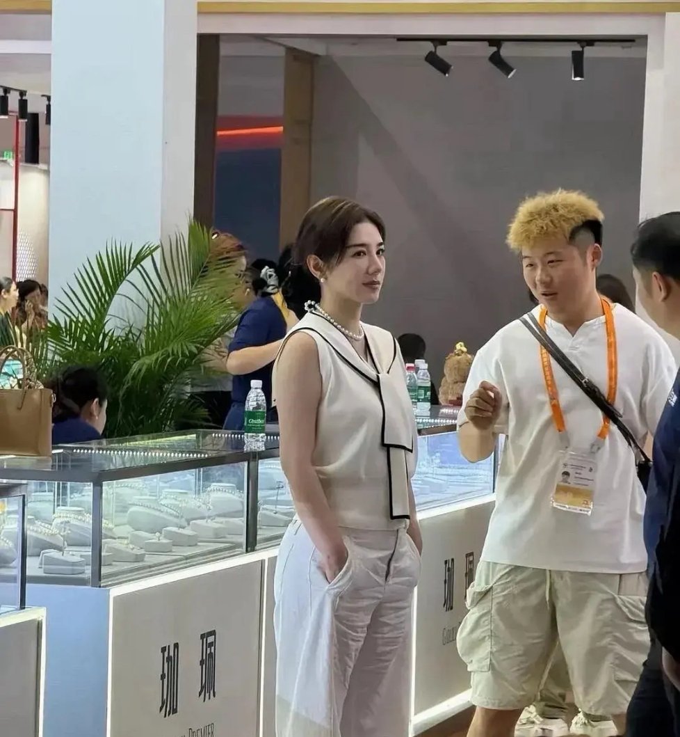 网友在商场偶遇一位眼熟的人 