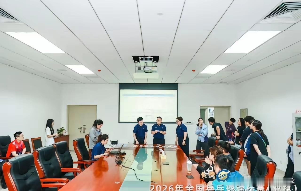 男双比赛抽签现场，严升/蔡顺航首轮抽到了马龙/许昕，现场爆发热烈掌声。
看男双签