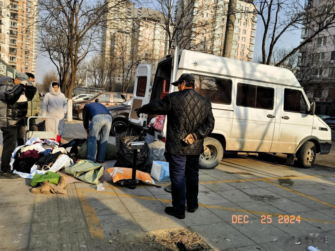 衣服赁斤卖

         五零后从小过惯了缺衣少穿的日子，那时候每人每年二