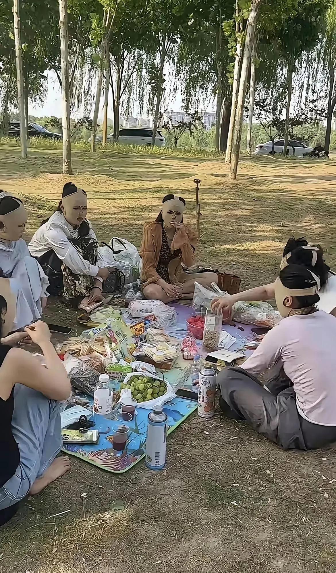何必把自己搞成这样？她们到底害怕什么？