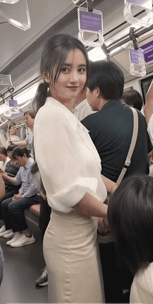 漂亮女子走到哪里都有男人喜欢，这不，在地铁里，一个漂亮女子站在那里，车厢里人并不