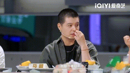 王祖蓝被马頔臭到差点掉凳 马頔是真狠啊，徒手捏臭豆腐跟没事人一样，还非得拽着祖蓝