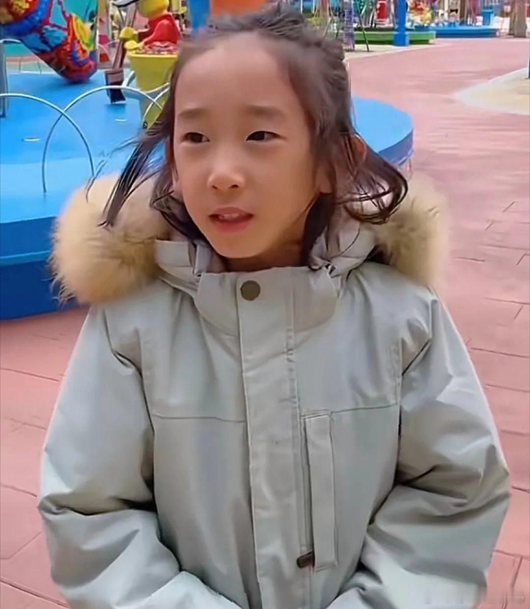 应采儿带着二胎儿子Hoho去游乐园玩耍，快6岁的Hoho一直留着长发，天生自来卷