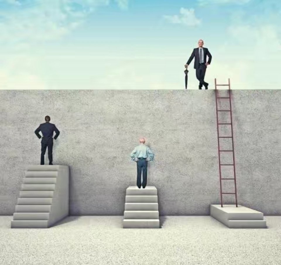 杨绛先生说：砸了别人的锅，自己也不一定能吃饱，吹灭了别人的灯，也未必能照亮你自己