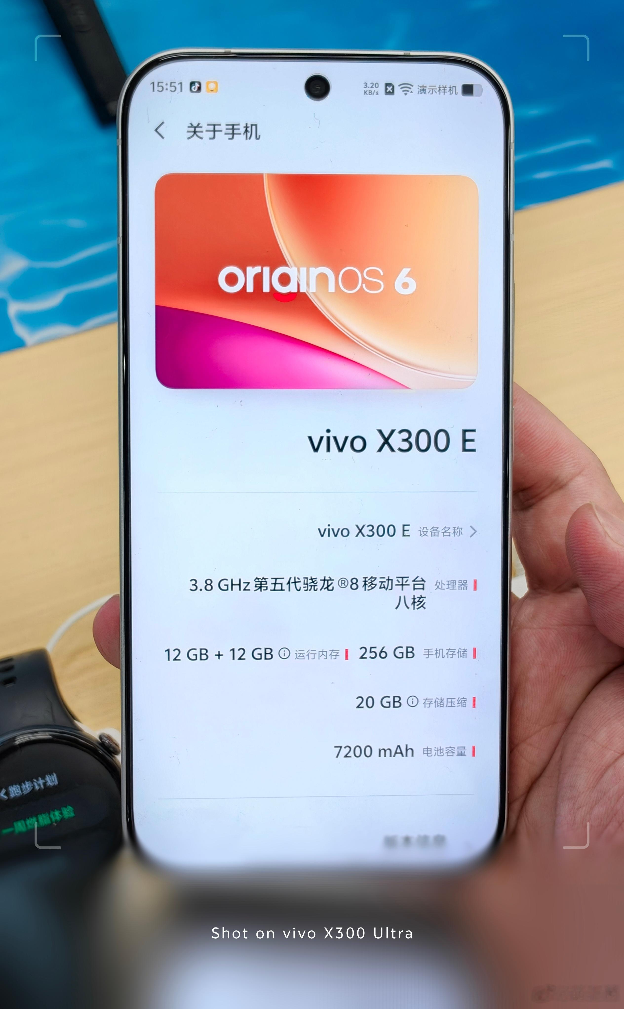 拿到了vivo X300 E ，整体看起来和很多经典手机的设计十分相似，这就意味