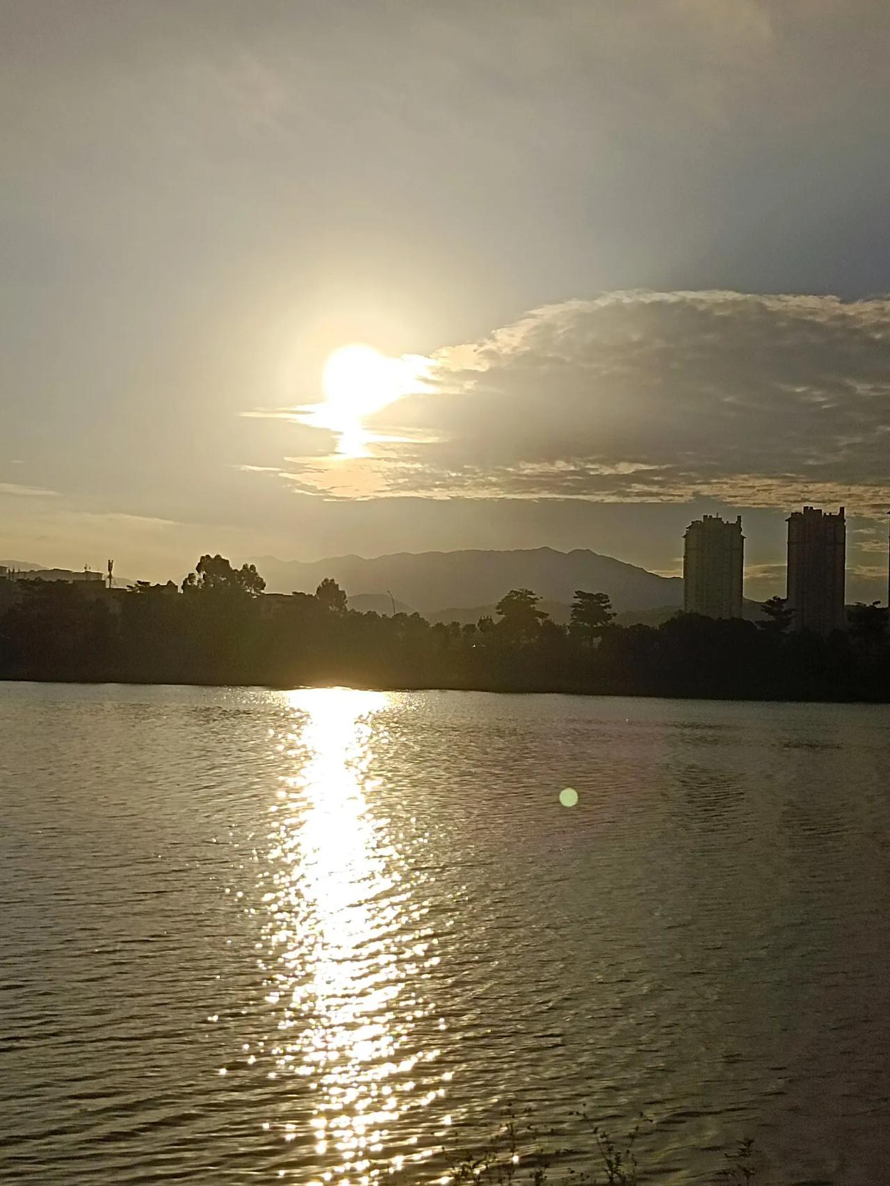 《增江冬晨》七律
 增江晓岸朔风寒，霜落荻花芦荻残。
薄雾轻纱迷远树，晨曦微影照