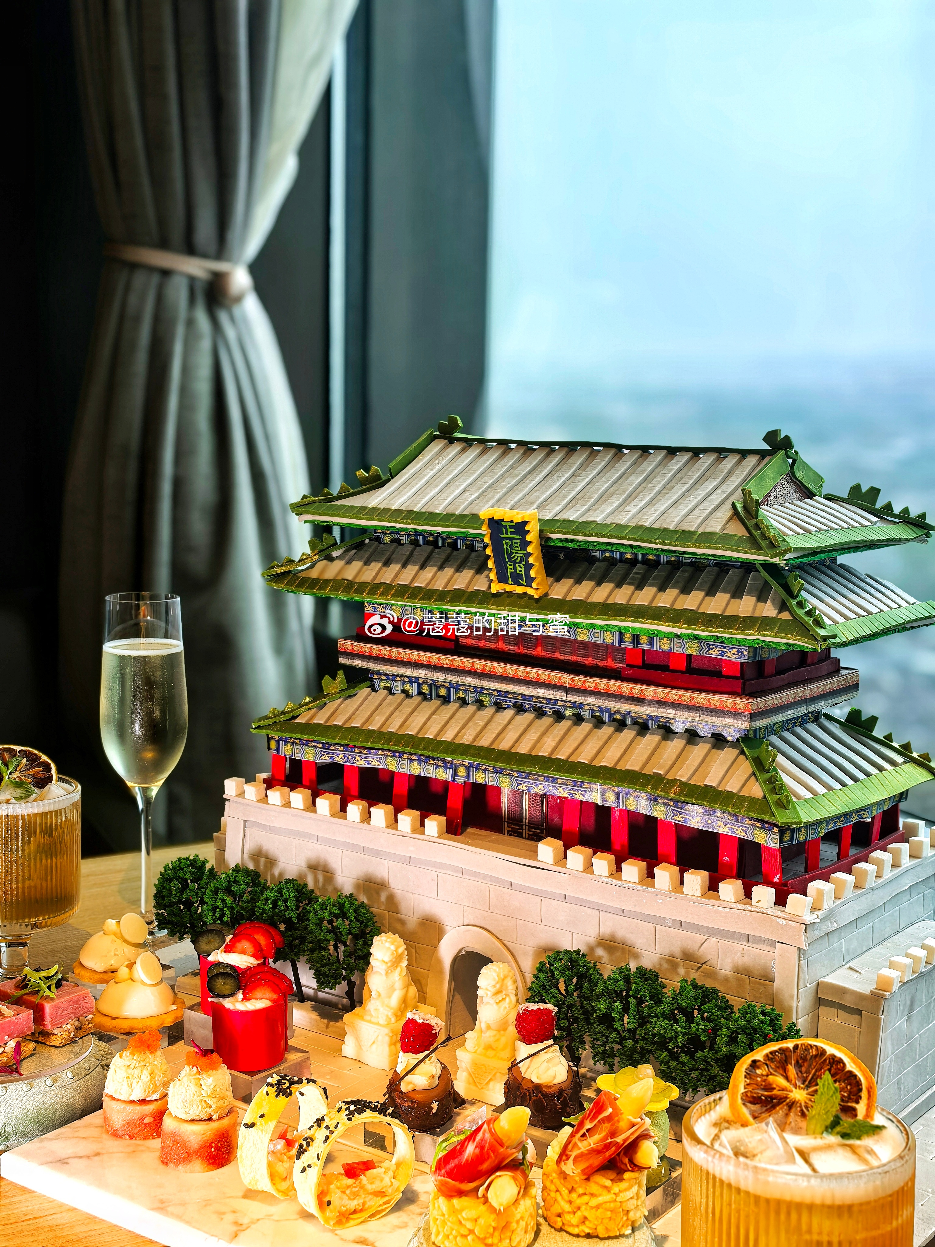 北京金茂万丽酒店「中轴线上」系列第三季，「正阳雅叙」主题下午茶如约而至。以正阳门