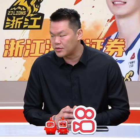 朱芳雨发言体现了责任和担当，与杜锋之前发言形成鲜明对比。

朱芳雨今晚作为解说嘉