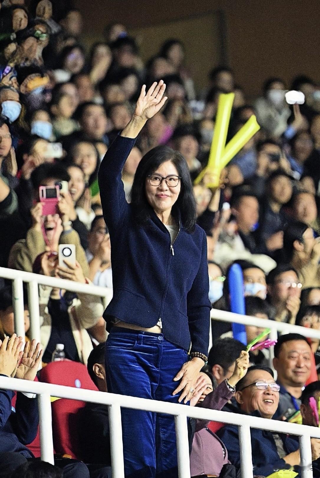 其实，不只是长的好看的才能叫女神，看看，这位“铁榔头”也是无数人心中的女神吧！