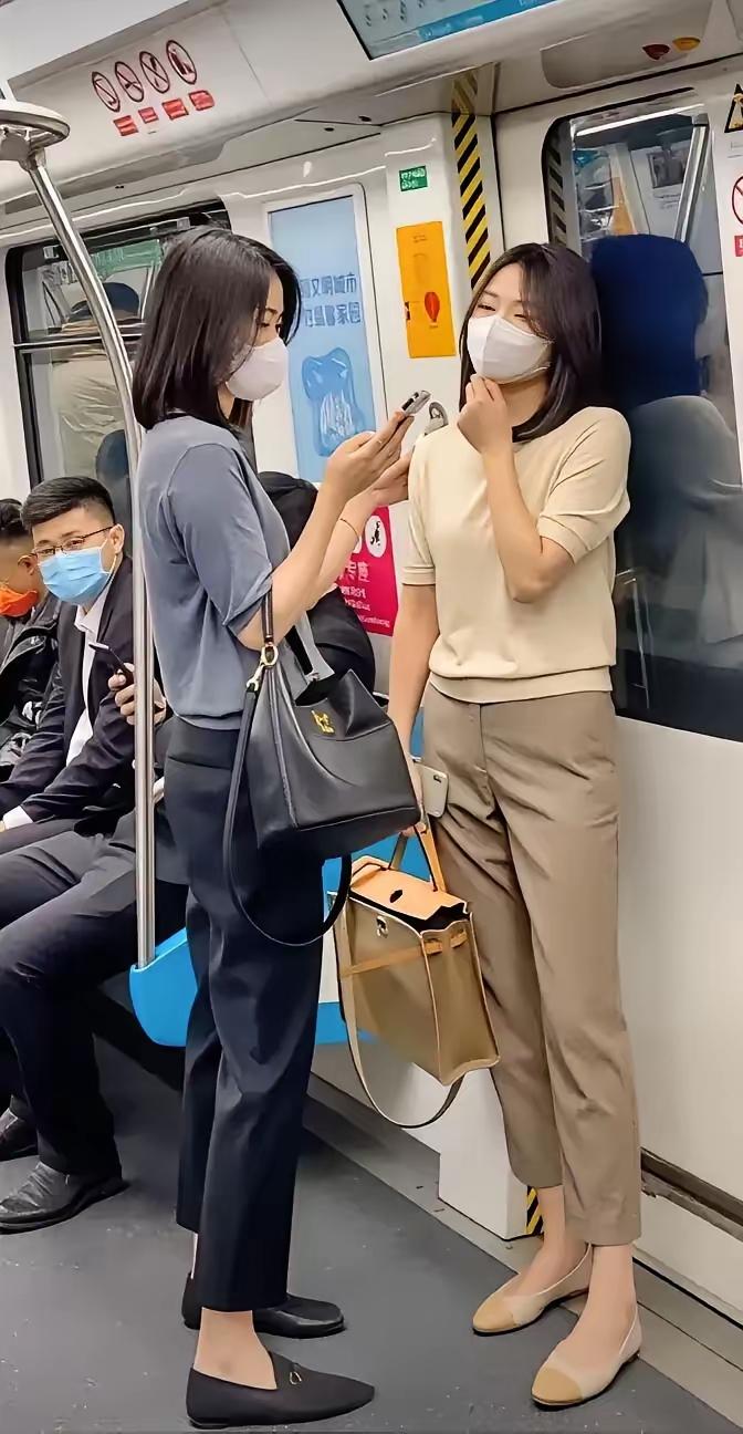 有的人明明穿得很朴素，但是看上去却气质逼人！这样的衣服也就是地摊里面39元一件的