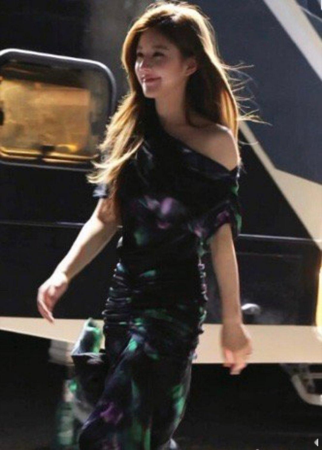 风吹向赵露思 发丝都是美得诶～ ​​​