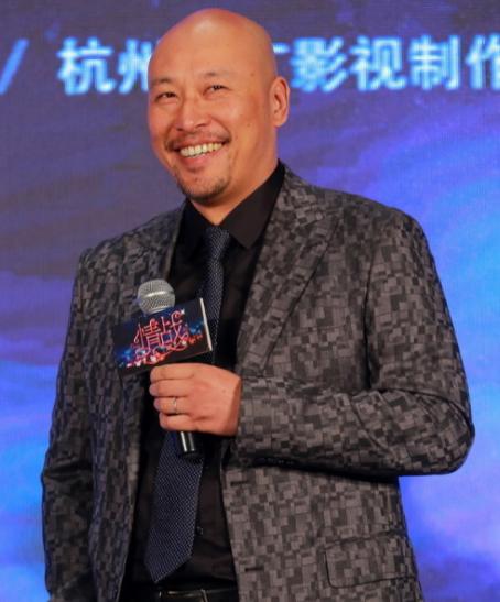 一个演员，戏拍了七成，突然要求片酬翻倍，不给就罢演。导演二话不说，把已经拍好的几