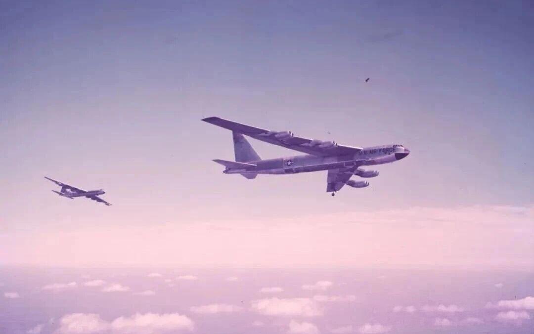 50年代，美国战略空军司令部的B-52与B-36战略轰炸机编队飞行。