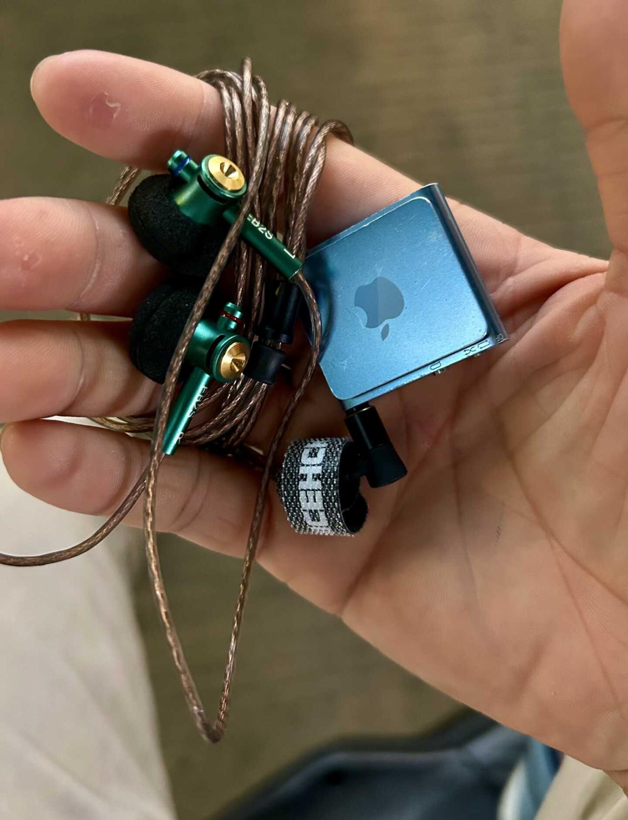 我说这套神了，有懂的吗
ipod shuffle 4和原道eb2s。估计是高中生
