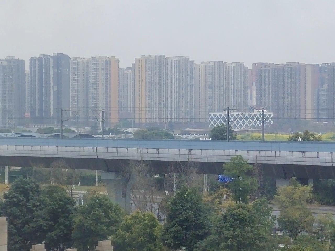 周末，愉快的一天从晨曦中静静地走了过来。遠处窗外的高铁上快速的开过去一趟列车，是