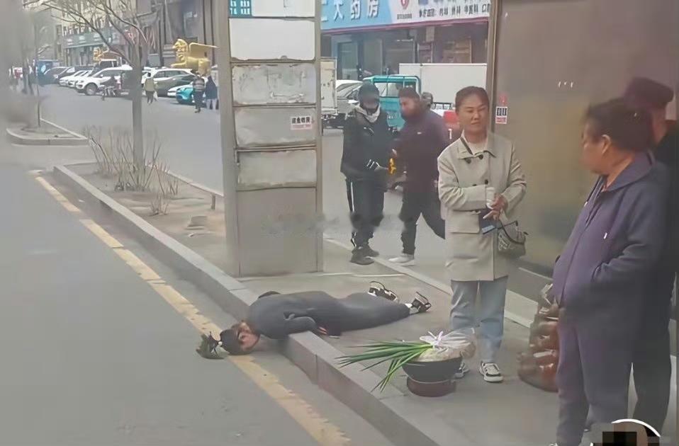今天她倒了没人扶，明天我们倒了同样没人扶，想想太可怕了……