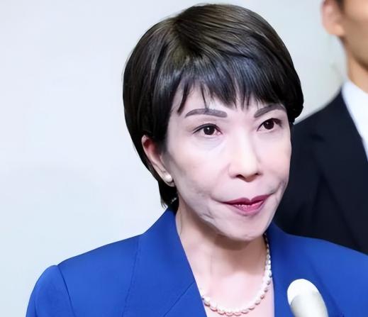 日本最近宣布，他们的“地球”号探测船在南鸟岛附近海底成功采到了含稀土的淤泥，这事