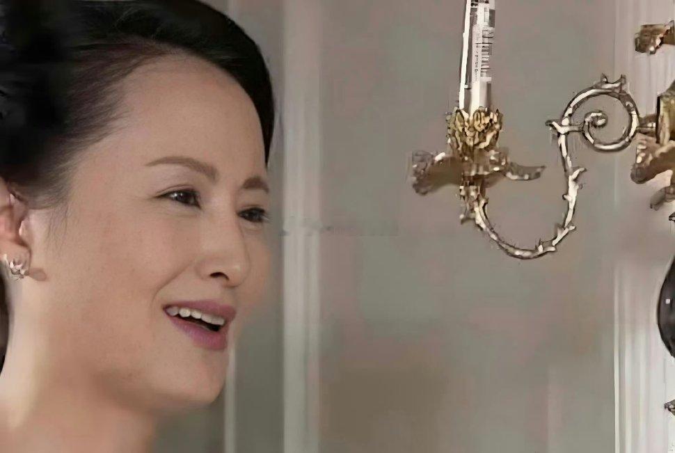 以前看《回家的诱惑》居然没发现，品如用的是山寨苹果手机，洪世贤家里的吊灯蜡烛是火