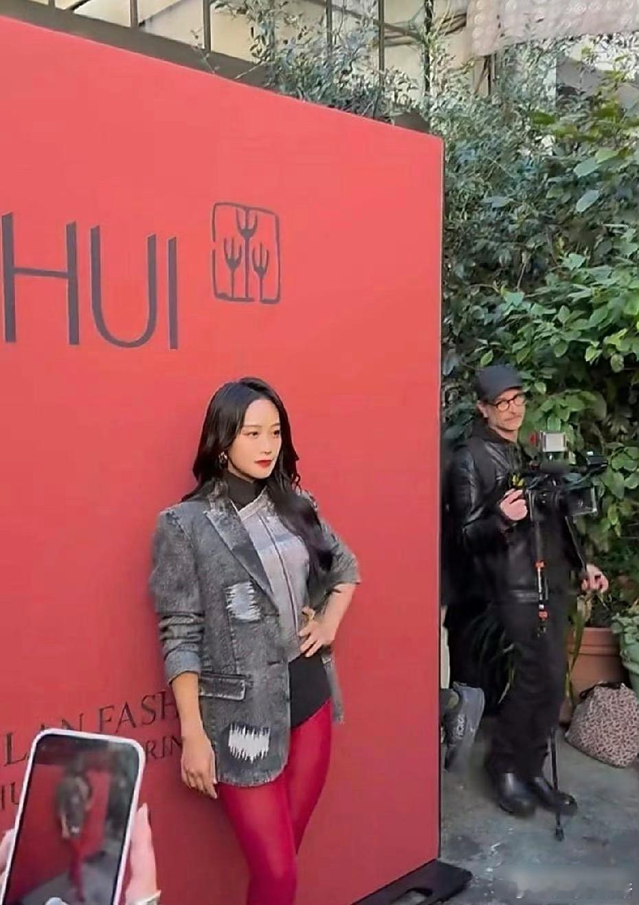 蓝盈莹上身搭配看着还挺ok，没想到下半身居然配了一条红色打底裤，她真是个搭配鬼才
